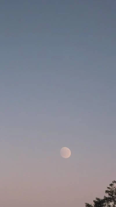 The_Moon_Is_Shining_In_The_Sky_Minimalist_9-16_14