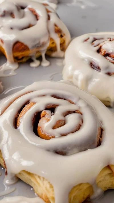 Cinnamon_Rolls_With_Icing_On_A_Food & Drinks_9-16_54